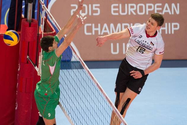 05.04.2015, Sakarya Spor Salonu, Sakarya Volleyball, 2015 CEV U19 Volleyball European Championship EM Europameisterschaft Europameisterschaft, Deutschland vs. Bulgarien Block Stefan Ivanov ( 9 BUL) - Angriff Maximilian Auste ( 5 GER)