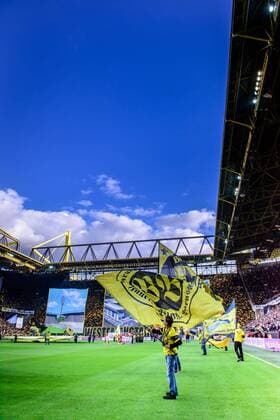 4. April 2015: Dortmund, Signal-Iduna-Park: Fussball 1. Bundesliga: Borussia Dortmund Dortmunds Fans und Fahnenschwenker begrüßen die Spieler beider Mannschaften.