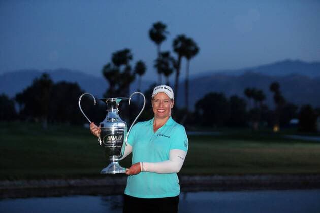 05 April, 2015 : Brittany Lincicome holds the winner s trophy after winning the final round of the ANA Inspiration on the Dinah Shore Tournament Course at Mission Hills Country Club in Rancho Mirage, California.. LPGA Golf Damen 2015: ANA Inspiration APR 05 - ZUMAcb8_