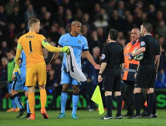 Manchester City s Joe Hart and Vincent Kompany complain to referee Michael Oliver after the award of Crystal Palace s opening goal Barclays Premier League- Crystal Palace vs Manchester City - Selhurst Park - England - 6th April 2015 - Picture David Klein Sportimage EDITORIAL USE ONLY. No use with unauthorised audio, video, data, fixture lists, club league logos or live services. Online in-match use limited to 120 images, no video emulation. No use in betting, games or single club league player publications.