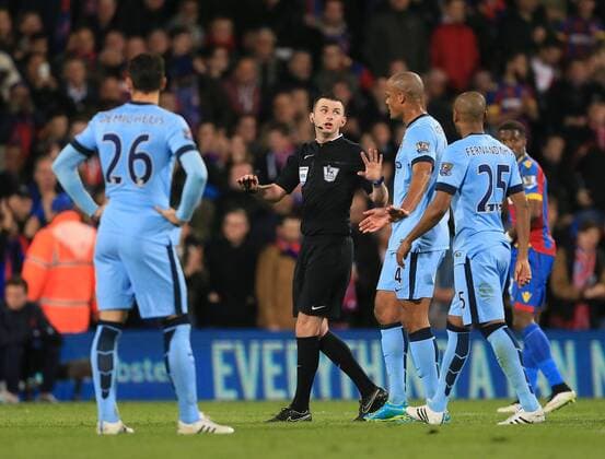 Manchester City s Vincent Kompany complains to referee Michael Oliver after the award of Crystal Palace s opening goal Barclays Premier League- Crystal Palace vs Manchester City - Selhurst Park - England - 6th April 2015 - Picture David Klein Sportimage EDITORIAL USE ONLY. No use with unauthorised audio, video, data, fixture lists, club league logos or live services. Online in-match use limited to 120 images, no video emulation. No use in betting, games or single club league player publications.