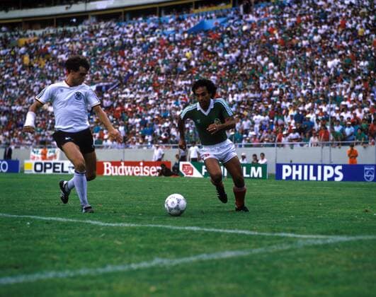 Weltmeisterschaft Viertelfinale, BR Deutschland - Mexiko in Monterrey: Thomas Berthold (li., BRD) gegen Hugo Sanchez (Mexiko)