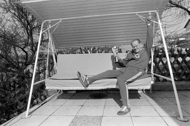 Fussball Homestory Sepp Herberger 18.03.1972 Altbundestrainer Sepp Herberger in einer Hollywoodschaukel in seinem Garten in Weinheim mit dem Jules Rimet Pokal xxNOxMODELxRELEASExx