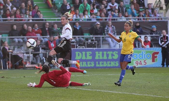 Simone Laudehr (Deutschland) m. erzielt das 2:0, Torhüterin Barbara (Brasilien) lk. ist geschlagen, r. Tamires (Brasilien) , Fussball, Frauen-Länderspiel, Deutschland - Brasilien, xhbx