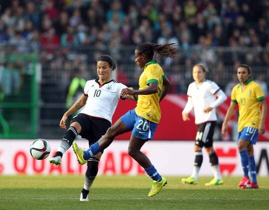 v.li.: Dzsenifer Marozsan (Deutschland) und Miraildes Mota Formiga (Brasilien) im Zweikampf, Duell, duel, tackle, Aktion, Action Fussball, Frauen-Länderspiel, Deutschland - Brasilien, xmrx