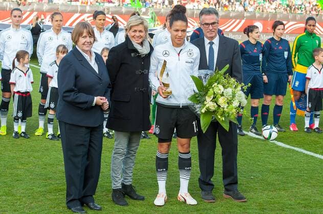 v.li.: DFB-Vizepräsidentin Hannelore Ratzeburg, Trainerin Silvia Neid (Deutschland), Celia Sasic (Deutschland) und DFB-Generalsekretär Helmut Sandrock bei der Ehrung für Celia Sasic (Deutschland) zum 100. Länderspiel, Fussball, Frauen-Länderspiel, Deutschland - Brasilien, xobx