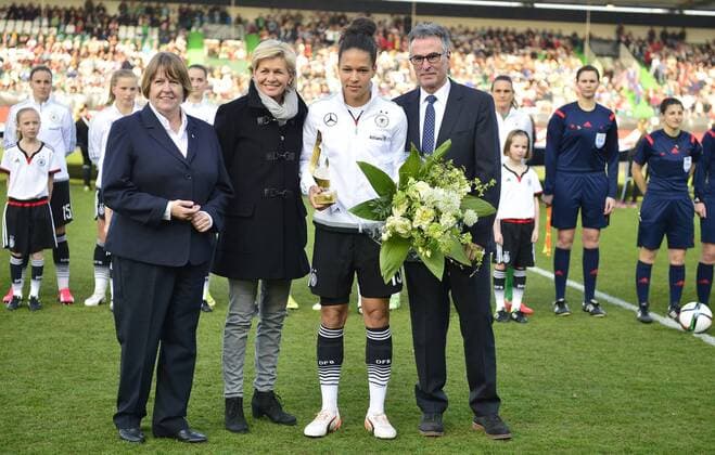 08.04.2015 - Frauen Damen Fussball - Länderspiel - Testspiel Freundschaftsspiel - Deutschland Germany - Brasilien Brazil - - Celia Sasic (13, Deutschland ) wird geehrt