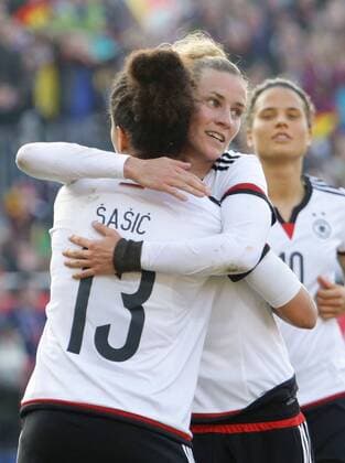Fürth , Fußball Länderspiel Frauen Deutschland vs. Brasilien , Jubel Deutschland , von links: Celia Sasic Simone Laudehr