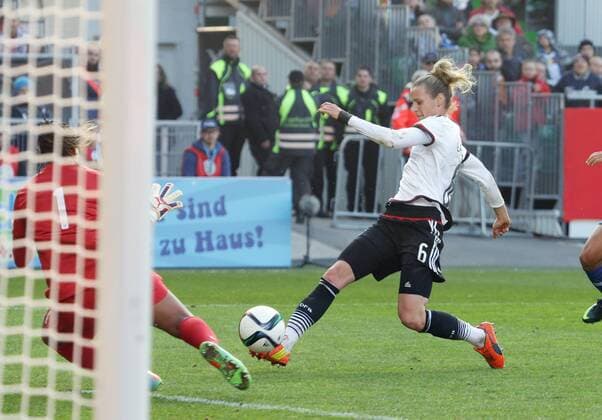 Fürth , Fußball Länderspiel Frauen Deutschland vs. Brasilien , Tor zum 2 : 0 , Torschützin Simone Laudehr ( GER )