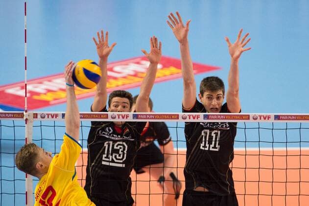 08.04.2015, Sakarya Spor Salonu, Sakarya Volleyball, 2015 CEV U19 Volleyball European Championship EM Europameisterschaft Europameisterschaft, Deutschland vs. Rumänien Rumaenien Angriff Stefan Savastre ( 12 ROM) - Block Doppelblock Stefan Thiel ( 13 GER), Tobias Krick ( 11 GER)