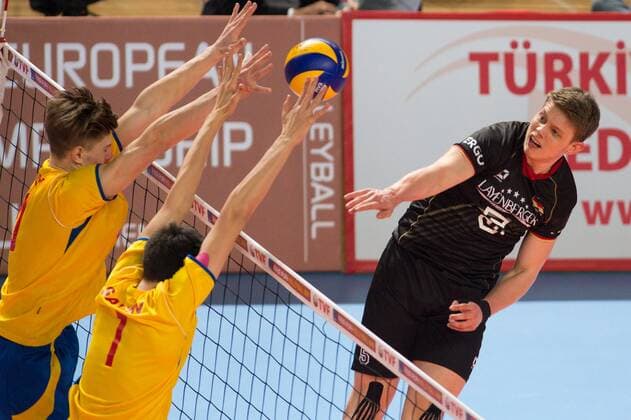 08.04.2015, Sakarya Spor Salonu, Sakarya Volleyball, 2015 CEV U19 Volleyball European Championship EM Europameisterschaft Europameisterschaft, Deutschland vs. Rumänien Rumaenien Block Doppelblock Robert Adrian Aciobanitei ( 10 ROM), Manoah Natan Savan ( 1 ROM) - Angriff Maximilian Auste ( 5 GER)