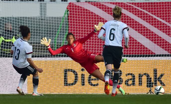 08.04.2015 - Frauen Damen Fussball - Länderspiel - Testspiel Freundschaftsspiel - Deutschland Germany - Brasilien Brazil - - Celia Sasic (13, Deutschland ) erzielt Tor zum 1:0 per Elfmeter gegen Barbara (1, Brasilien )