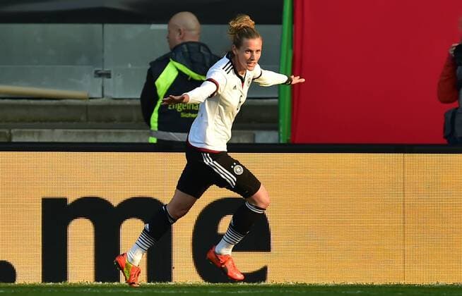 08.04.2015 - Frauen Damen Fussball - Länderspiel - Testspiel Freundschaftsspiel - Deutschland Germany - Brasilien Brazil - - Torjubel Jubel Freude nach Tor zum 2:0 durch Simone Laudehr (6, Deutschland ) -
