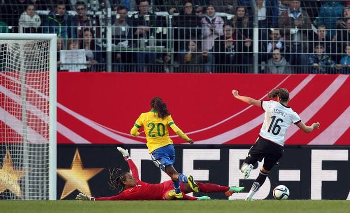 v.li.: Barbara (Brasilien) am Boden, Melanie Leupolz (Deutschland) erzielt das Tor zum 3:0, scores the goal, Aktion, Action Fussball, Frauen-Länderspiel, Deutschland - Brasilien, xmrx