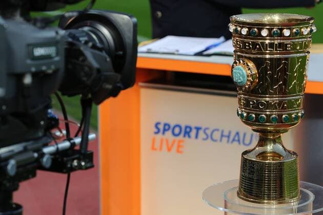 Fernsehkamera mit DFB Pokal Bayer Leverkusen vs Bayern Muenchen, Fussball, DFB Pokal Viertelfinale, 08.04.2015, Foto: Schueler Eibner EP_jse