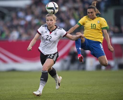 Tabea KEMME (GER) gegen MARTA (re BRA) Fussball Frauen Laenderspiel: Deutschland - Brasilien in Fuerth, Deutschland am 08.04.2015,