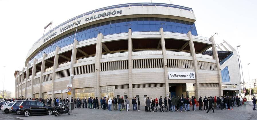 Queues at Vicente Calderon stadium to buy tickets for the Champions League match of Atletico Madrid. xANGELxRIVEROx 