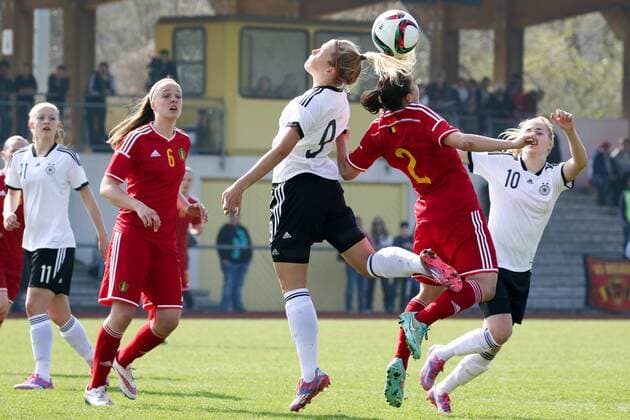 v.li.: Nina Ehegötz (Deutschland, DFB), Jody Nicole Vangheluwe (Belgien), Kopfball, header, Aktion, Action, Fussball, U19-Frauen, EM-Qualifikation, Deutschland - Belgien, xozx