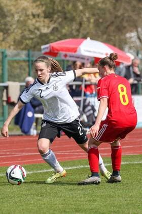 v.li.: Michaela Brandenburg (Deutschland, DFB), Chloe Nicole vande Velde (Belgien), Fussball, U19-Frauen, EM-Qualifikation, Deutschland - Belgien, xozx