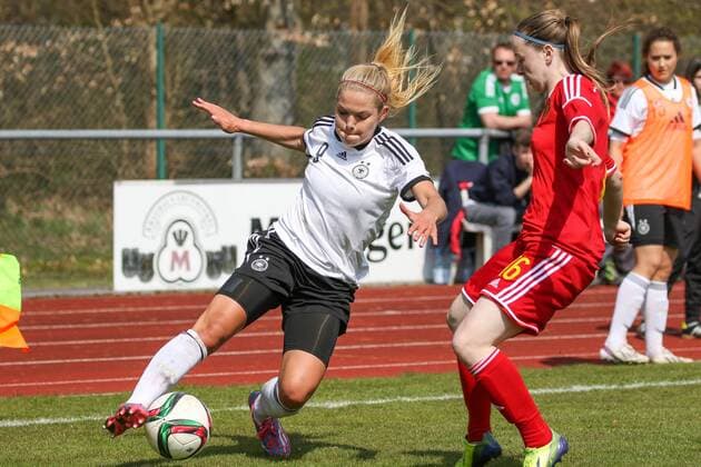 v.li.: Nina Ehegötz (Deutschland, DFB), Magali Dinon (Belgien), Fussball, U19-Frauen, EM-Qualifikation, Deutschland - Belgien, xozx
