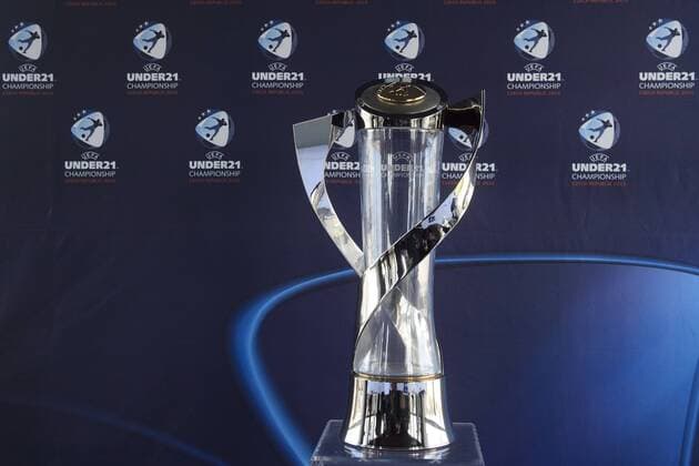 Trophy of UEFA European football under-21 championship 2015 is seen during the press conference PK Pressekonferenz in Prague, Czech Republic, April 9, 2015. (CTKxPhoto MichalxKamaryt) CTKPhotoP201504090685901  kmt 6