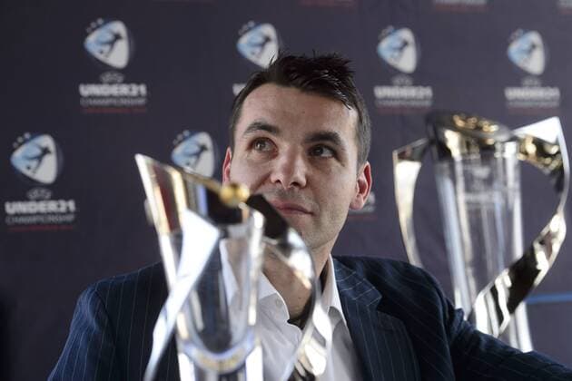 Champion in Football Under-21 European Championship EM Europameisterschaft 2002 Michal Pospisil is seen with trophy of UEFA European football under-21 championship 2015 during the press conference PK Pressekonferenz in Prague, Czech Republic, April 9, 2015. (CTKxPhoto MichalxKamaryt) CTKPhotoP201504090667501  kmt 2