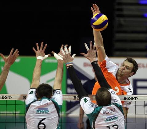 Georg Klein, Sebastian Gevert, Robert Kromm im Angriff Volleyball Bundesliga Herren Saison 2014 2015 09.04.2015 BR Volleys Berlin vs. SWD Powervolleys Düren