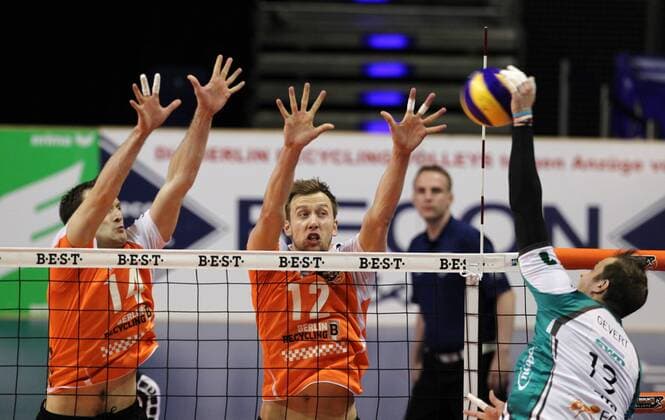 Tomas Kmet, Paul Carroll, Sebastian Gevert im Angriff Volleyball Bundesliga Herren Saison 2014 2015 09.04.2015 BR Volleys Berlin vs. SWD Powervolleys Düren