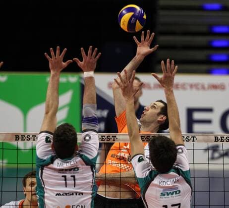 Davic Meder, Tomas Kocian, Scott Touzinsky im Angriff Volleyball Bundesliga Herren Saison 2014 2015 09.04.2015 BR Volleys Berlin vs. SWD Powervolleys Düren