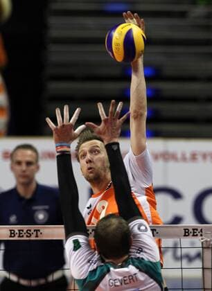 Paul Carroll im Angriff, Sebastian Gevert Volleyball Bundesliga Herren Saison 2014 2015 09.04.2015 BR Volleys Berlin vs. SWD Powervolleys Düren