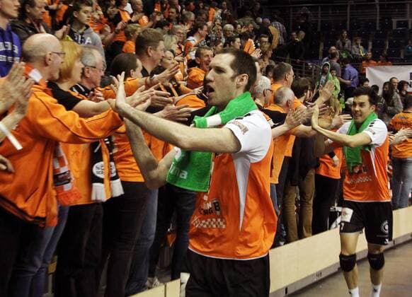 Scott Touzinsky, Kawika Shoji abklatschen mit den fans Freude Emotion jubelnd Jubel nach Spielende Volleyball Bundesliga Herren Saison 2014 2015 09.04.2015 BR Volleys Berlin vs. SWD Powervolleys Düren