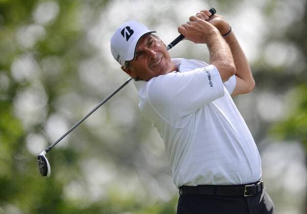Fred Couples hits his tee shot on the 4th hole in the second round of the 2015 Masters Tournament at Augusta National Golf Club in Augusta, Georgia on April 10, 2015.  AUG20150410135 KEVINxDIETSCH