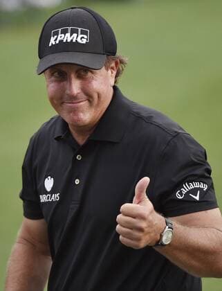 Phil Mickelson gives a thumbs up walking off of the green after he pars the 18th hole in the second round of the 2015 Masters Tournament at Augusta National Golf Club in Augusta, Georgia on April 10, 2015.  AUG20150410164 KEVINxDIETSCH