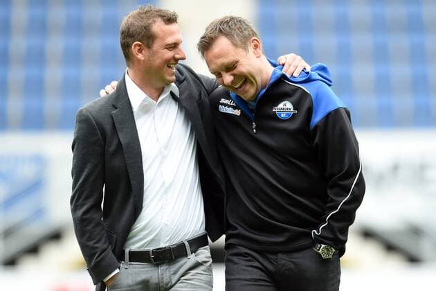 Paderborn, Deutschland 11. April 2015: 1. Bundesliga 14 15 - SC Paderborn 07 vs. FC Augsburg. Trainer Markus Weinzierl (Augsburg) und Trainer Andre Breitenreiter (Paderborn) umarmen sich. mt