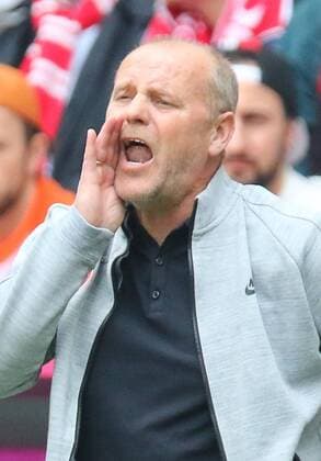 Thomas SCHAAF, Trainer FRA Trainer, Einzelbild, Geste, Gestik, Mimik Emotionen, Gefuehle, Reaktion, Wut, wuetend, schrei, Wutausbruch, Aktion FC BAYERN MUENCHEN - EINTRACHT FRANKFURT (- ) Fussball 1. Bundesliga , Muenchen, am 11.04.2015 28.Spieltag, Saison 2014 2015, 1.Liga, 1.Bundesliga, FCB