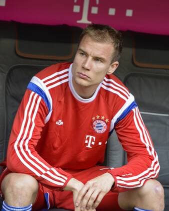 11.04.2015, Fussball 1.Bundesliga 2014 2015, 28.Spieltag, FC Bayern München - Eintracht Frankfurt, in der Allianz-Arena München. Holger Badstuber (München) sitzt nachdenklich auf der Ersatzbank. 