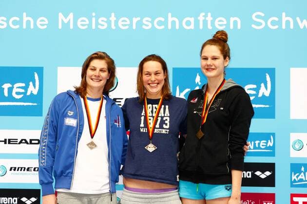 Die Siegerinnen über 200-Meter Ruecken der Frauen (v.l.n.r.): Lisa Graf (SG Neukoelln Berlin), Jenny Mensing (SC Wiesbaden 1911) und Sonnele Oeztuerk (Wasserfreunde Spandau 04), Deutsche Meisterschaften 2015, Schwimmen, 11.04.2015 EP_mht