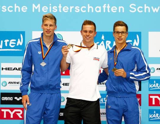 Die Sieger über 800-Meter Freistil der Männer (v.l.n.r.): Soeren Meissner (SV Würzburg 05), Florian Vogel (SG Stadtwerke München) und Ruwen Straub (SV Würzburg 05), Deutsche Meisterschaften 2015, Schwimmen, 11.04.2015 EP_mht