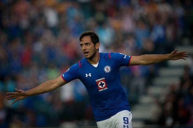 Cruz Azul s Roque Santa Cruz celebrates scoring during the match against Tigres at the 2015 Closing Tournament of the MX League in Mexico City, capital of Mexico, on April 11, 2015. Pedro Mera) (da) (SP)MEXICO-MEXICO CITY-SOCCER-CRUZ AZUL VS TIGRES e PedroxMera 