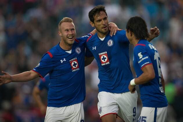 Cruz Azul s Roque Santa Cruz (C) celebrates scoring with his teammates during the match against Tigres at the 2015 Closing Tournament of the MX League in Mexico City, capital of Mexico, on April 11, 2015. Pedro Mera) (da) (SP)MEXICO-MEXICO CITY-SOCCER-CRUZ AZUL VS TIGRES e PedroxMera 