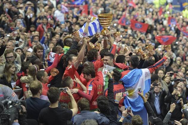 joie des joueurs Parisiens brandissant le trophee FOOTBALL : SC Bastia vs Paris Saint Germain (PSG) - Finale - Coupe de la ligue - 11 04 2015 JBAutissier 