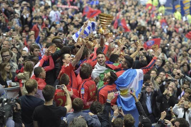 joie des joueurs Parisiens brandissant le trophee FOOTBALL : SC Bastia vs Paris Saint Germain (PSG) - Finale - Coupe de la ligue - 11 04 2015 JBAutissier 