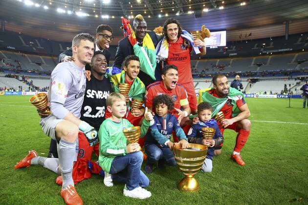 joie des Parisiens Nicolas Douchez (PSG) et son fils Valentin Serge Aurier (PSG) Marquinhos (PSG) Thiago Silva (PSG) et ses enfants Iago und Isago Edinson Cavani (PSG) Lucas (PSG) FOOTBALL : SC Bastia vs Paris Saint Germain (PSG) - Finale Coupe de la Ligue - 11 04 2015 GwendolineLeGoff 