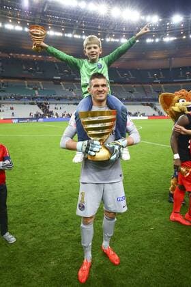Nicolas Douchez (PSG) et son fils Valentin FOOTBALL : SC Bastia vs Paris Saint Germain (PSG) - Finale Coupe de la Ligue - 11 04 2015 GwendolineLeGoff 