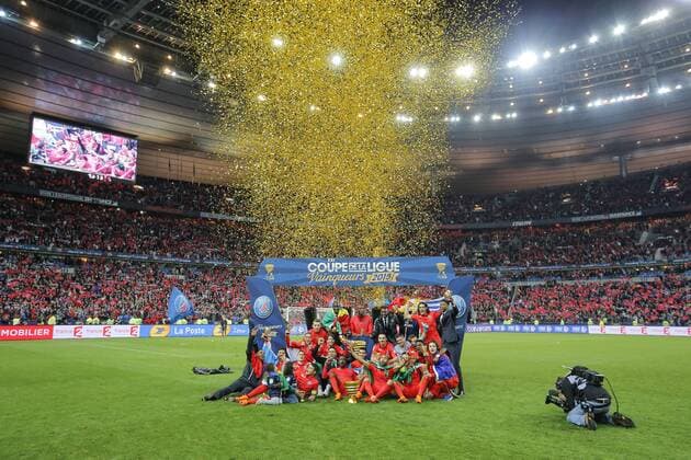 Photo d equipe du PSG avec leurs trophees FOOTBALL : Paris Saint Germain (PSG) - Finale Coupe de la Ligue - 11 04 2015 StephaneAllaman 