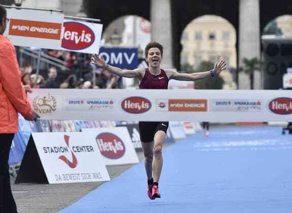 ATHLETICS - VCM 2015 VIENNA,AUSTRIA,12.APR.15 - ATHLETICS, RUNNING - Vienna City Marathon. Image shows Maja Neuenschwander (SUI). Keywords: finish. GEPAxpictures xM.xHoermandinger 