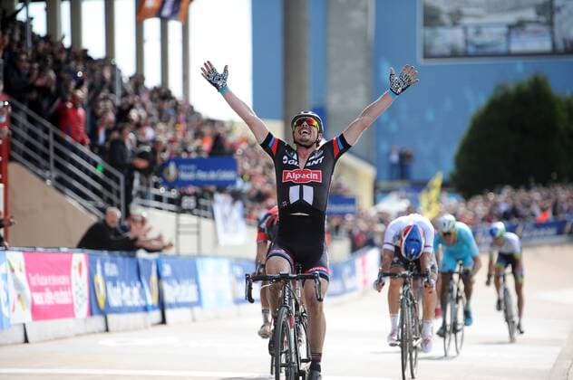 John DEGENKOLB ( GER Giant Alpecin ) gewinnt nach Mailand San Remo auch Paris Roubaix - Finish - Ziel - Jubel - Freude - Emotionen - Mimik - Gestik - Aktion - Rennszene - Querformat - quer - horizontal - Event Veranstaltung: Paris - Roubaix 2015 - Compiegne nach Roubaix Velodrome 000.0 km - Location Ort: Roubaix Velodrome - France - Frankreich - Europe - Europa - Date Datum: 12.04.2015