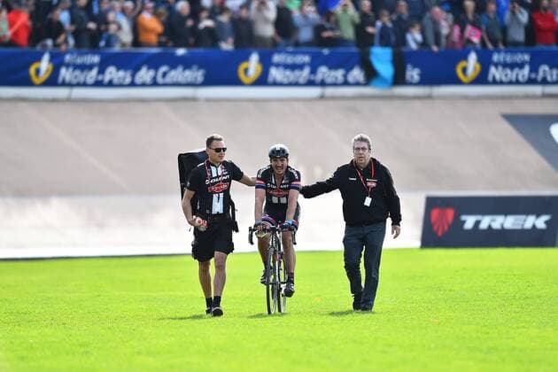 John DEGENKOLB ( GER Giant Alpecin ) nach dem Rennen erschoepft mit seinen Begleitern und Betreuern - Emotionen - Mimik - Gestik - Aktion - Rennszene - Querformat - quer - horizontal - Event Veranstaltung: Paris - Roubaix 2015 - Compiegne nach Roubaix Velodrome 000.0 km - Location Ort: Roubaix Velodrome - France - Frankreich - Europe - Europa - Date Datum: 12.04.2015