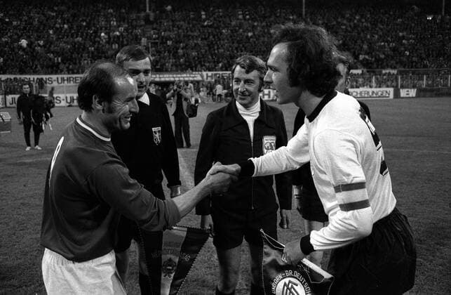Ferenc Bene (Ungarn) und Franz Beckenbauer (BR Deutschland), dahinter FIFA Schiedsrichter Schaut (Belgien) und seine Linienrichter