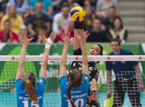 Volleyball, Damen, 1. Bundesliga, Saison 2014 2015, Play off, Halbfinale 3. Spiel, Dresdner SC (DSC) - VC Wiesbaden, Sonntag (12.04.2015), Margon Arena, Dresden. Dresdens Lisa Izquierdo am Netz. RM001